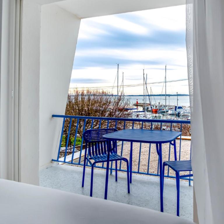 Hôtel La Reine Jane - Chambre Double avec Balcon - Premier Étage - Vue sur Mer - 17