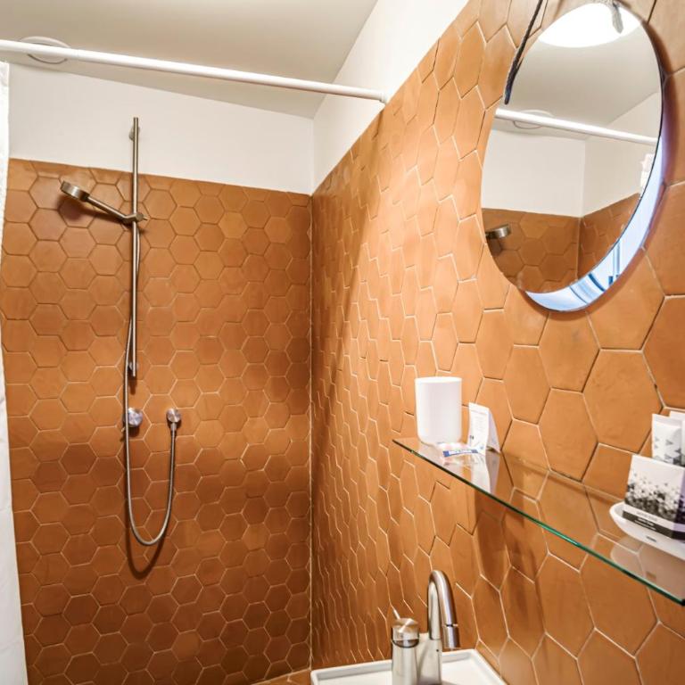 Hôtel La Reine Jane - Chambre Double - Côté Pinède - 2ème Étage - 9