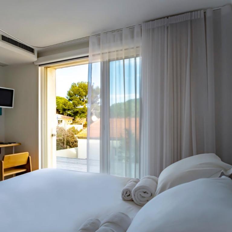 Hôtel La Reine Jane - Chambre Double - Côté Pinède - 1er Étage - 11