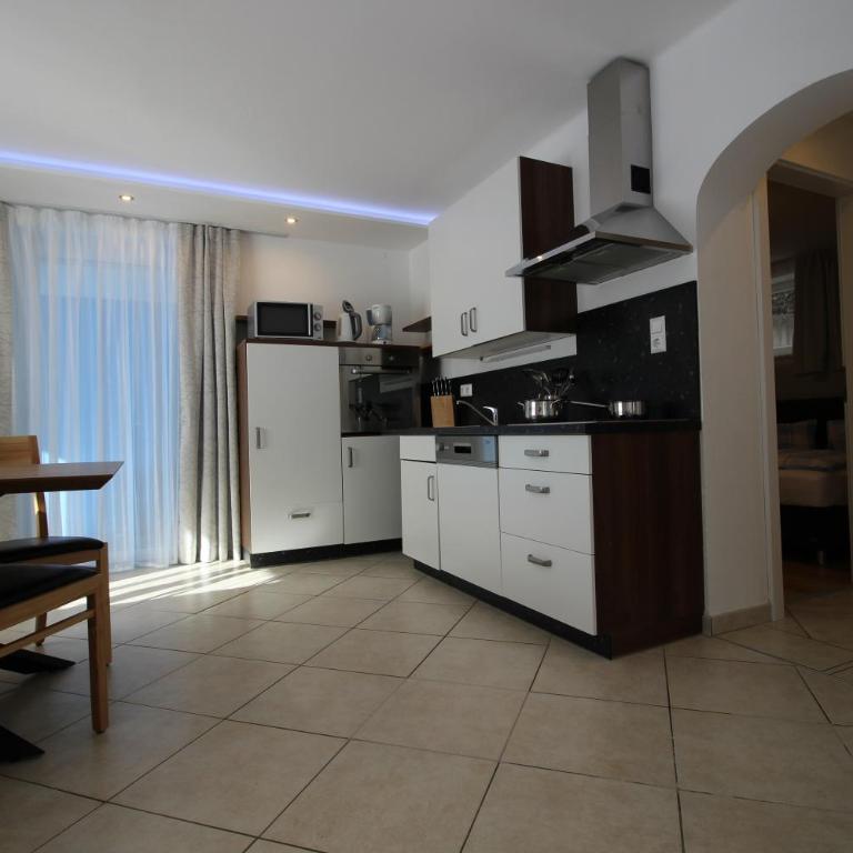 Appartementhaus Lercher - Three-Bedroom Apartment with Terrace - 7