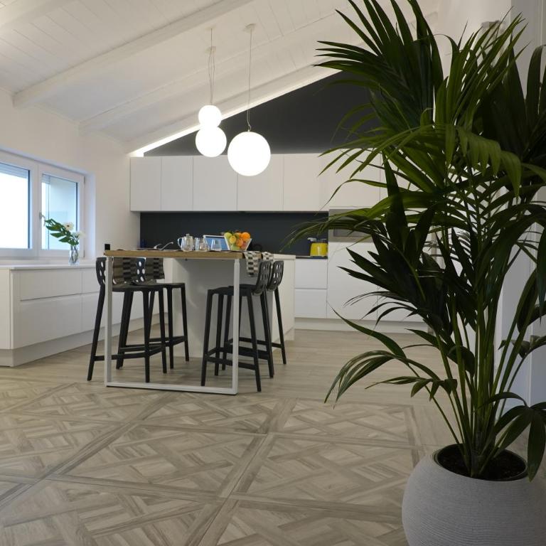 Homingarda Apartments, Pool & Garden, Near Lake Garda and Center - Three-Bedroom Penthouse Apartment with Terrace - 5