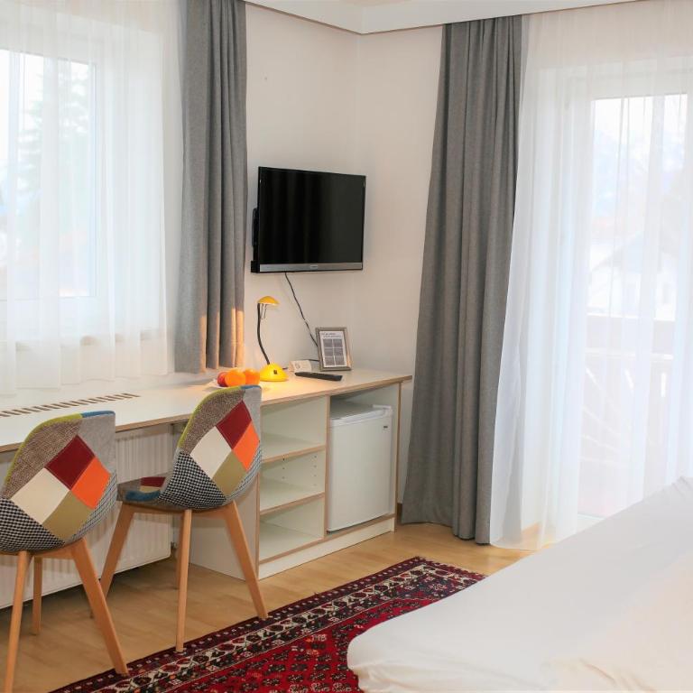 Hotel Sonnenhof - bed & breakfast & appartements - Familienzimmer mit Balkon - 6
