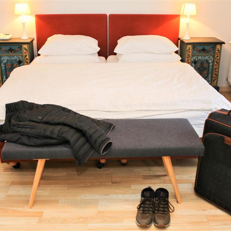 Hotel Sonnenhof - bed & breakfast & appartements - Dreibettzimmer mit Balkon - 6