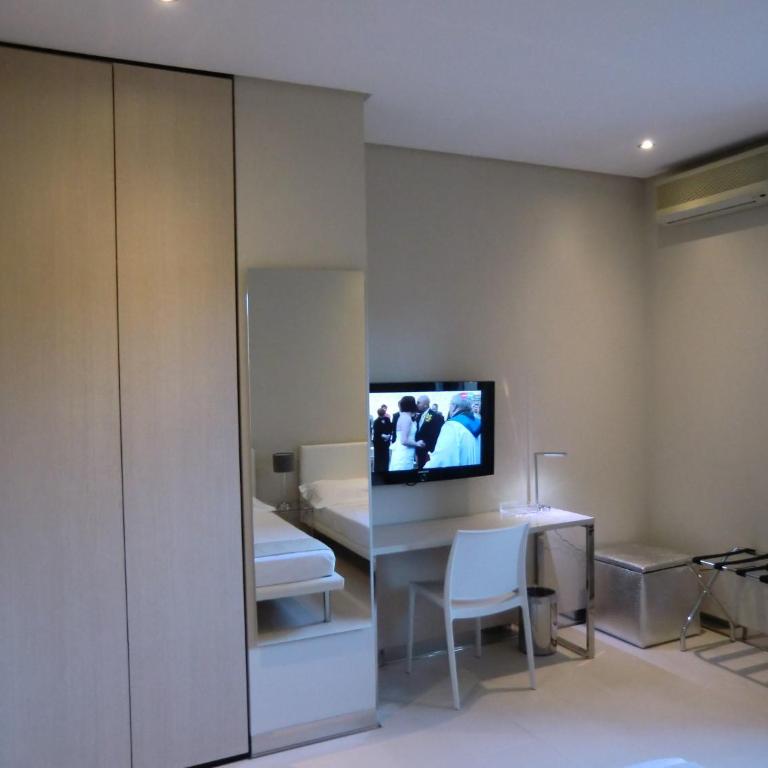 B&Beach Cagliari guest house - Double or Twin Room with Garden View - 8