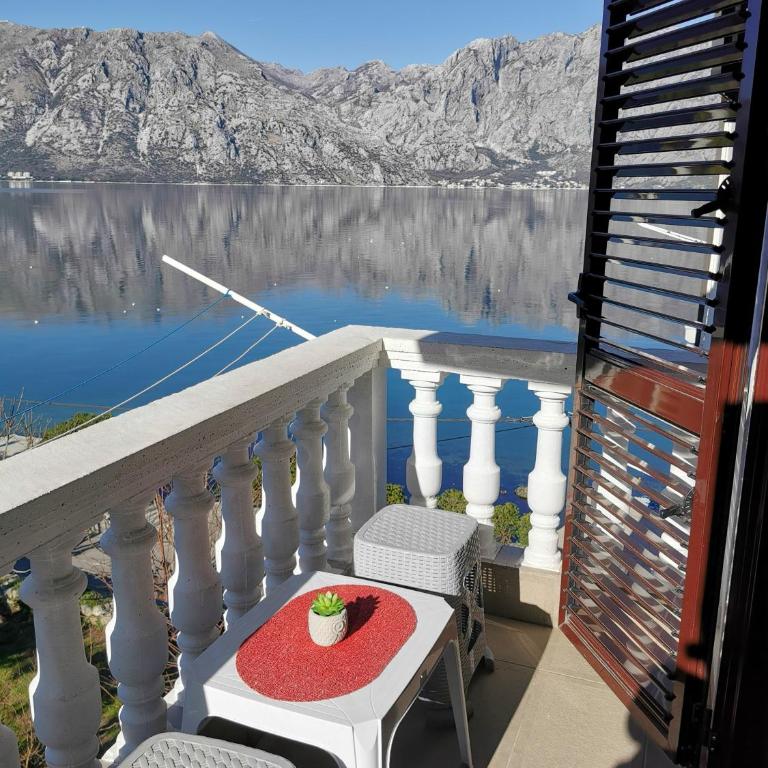 Apartments Popovic - One-Bedroom Apartment with Balcony and Sea Side View - 2