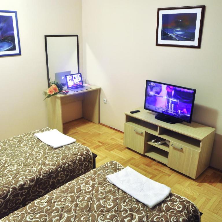 Garni Hotel Lotos - Dvokrevetna Soba sa Zasebnim Krevetima i Balkonom - 1