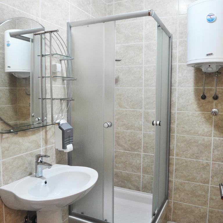 Garni Hotel Lotos - Dvokrevetna Soba sa Zasebnim Krevetima i Balkonom - 3