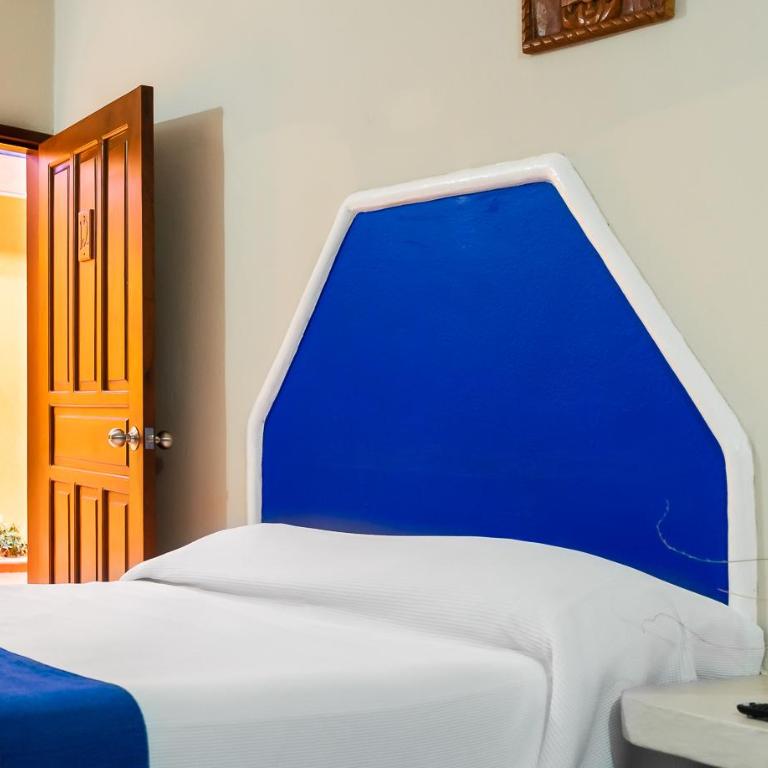 Hotel Yumkiin - Cerca Del Ferry y Terminal ADO - Standard Queen Room with Two Queen Beds - 3
