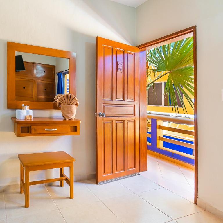 Hotel Yumkiin - Cerca Del Ferry y Terminal ADO - Standard Queen Room with Two Queen Beds - 4