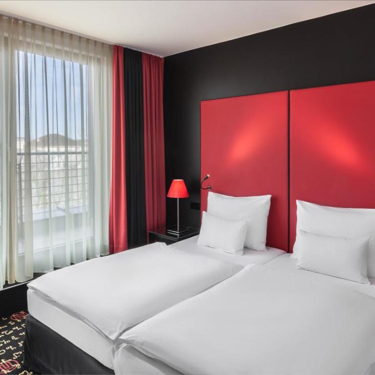 Holiday Inn Munich - Westpark by IHG - Suite mit Kingsize-Bett, Schlafcouch und Gartenblick - 1