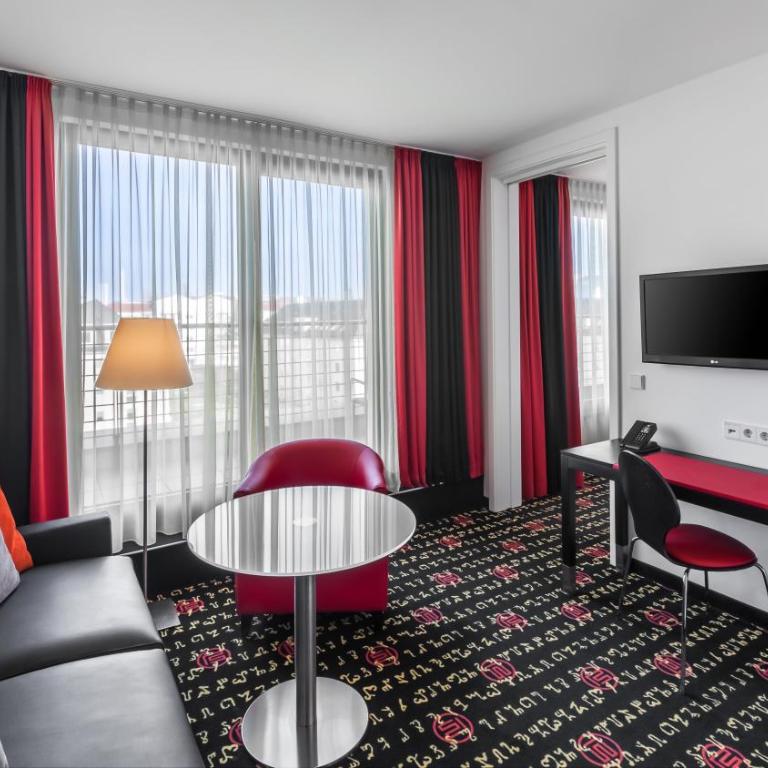 Holiday Inn Munich - Westpark by IHG - Suite mit Kingsize-Bett, Schlafcouch und Gartenblick - 3