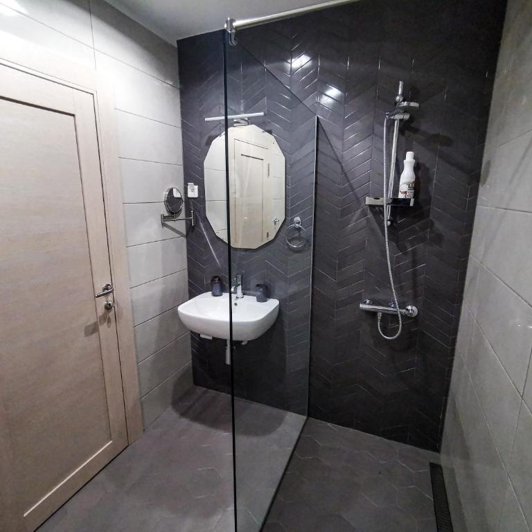 K43 Rooms - Deluks Dvokrevetna Soba sa Bračnim Krevetom i Tušem - 4