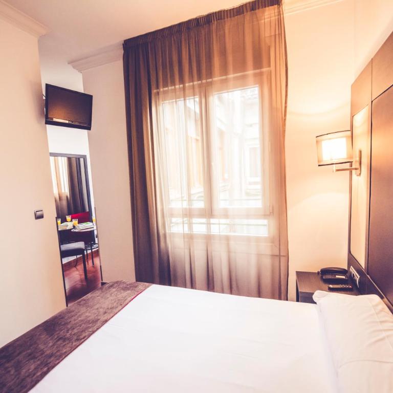 Hostal Sol Los Angeles - Double or Twin Room - 8