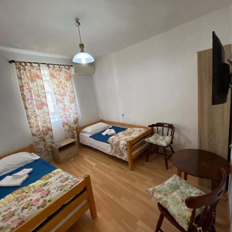 Viktor Rooms - Standard Twin Room with Shared Bathroom - 5