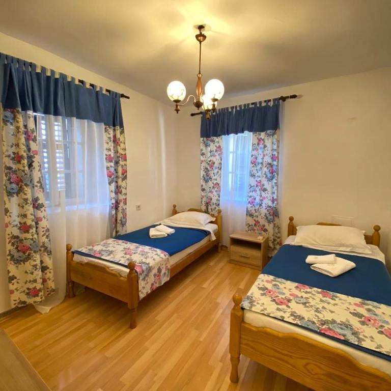 Viktor Rooms - Standard Twin Room with Shared Bathroom - 7