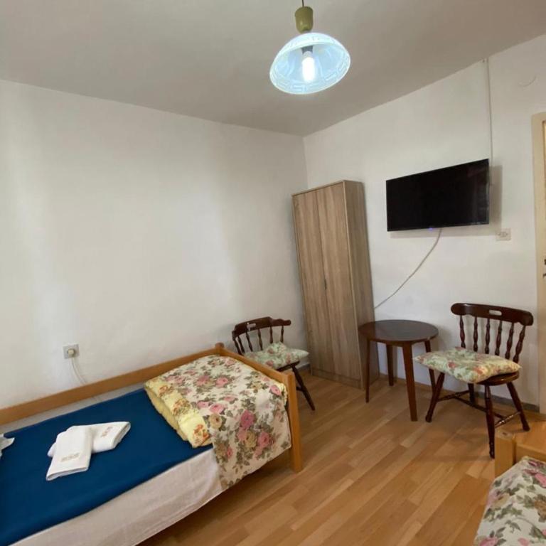 Viktor Rooms - Standard Twin Room with Shared Bathroom - 2