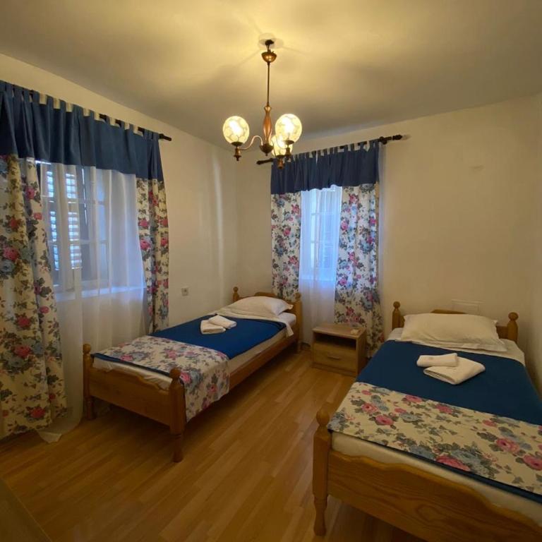 Viktor Rooms - Standard Twin Room with Shared Bathroom - 3
