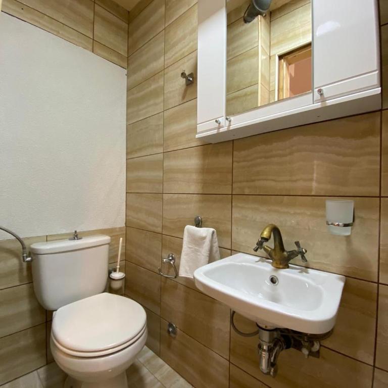 Viktor Rooms - Standard Twin Room with Shared Bathroom - 11