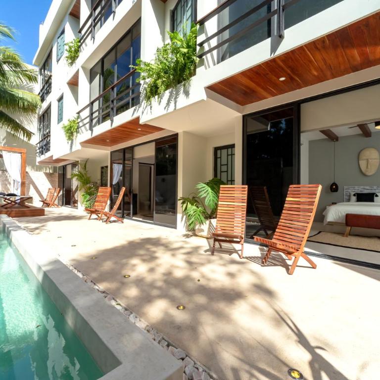 BT Rooms Tulum - Habitación con cama extragrande y vistas a la piscina - 2