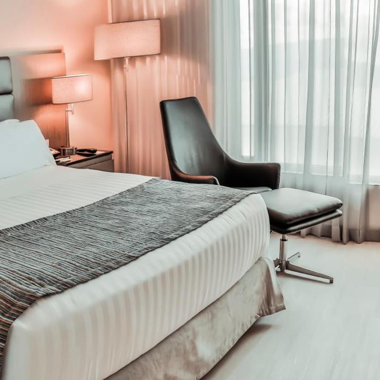Holiday Inn Bucaramanga Cacique by IHG - Habitación Estándar con cama extragrande - Planta alta - 1