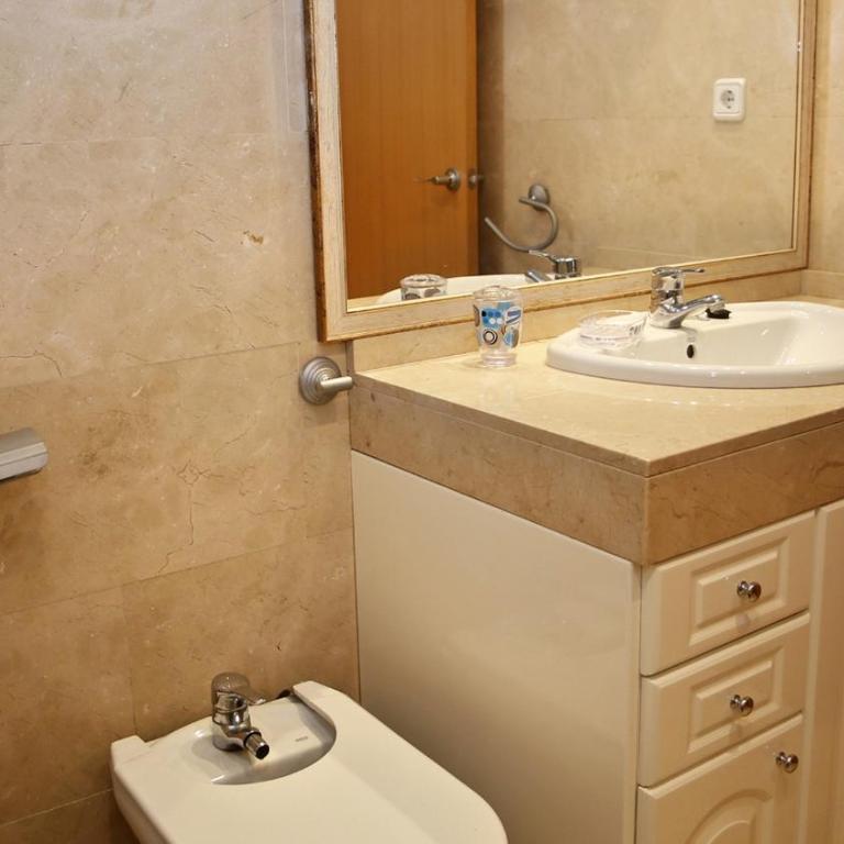 AT067 A pocos metros de la playa, muy bien equipado y con piscina - Three-Bedroom Apartment - 7