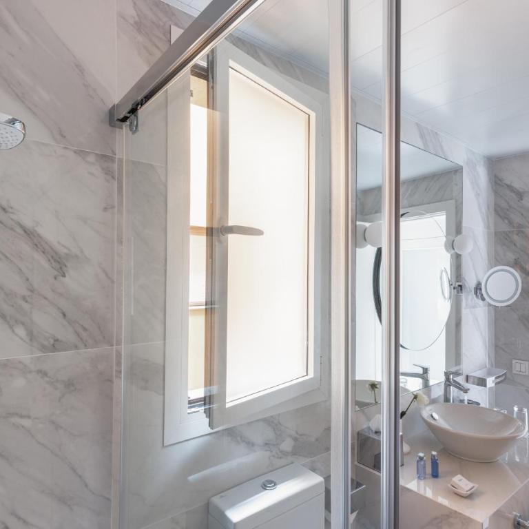 Suites Center Barcelona - Two-Bedroom Apartment with City View - 14