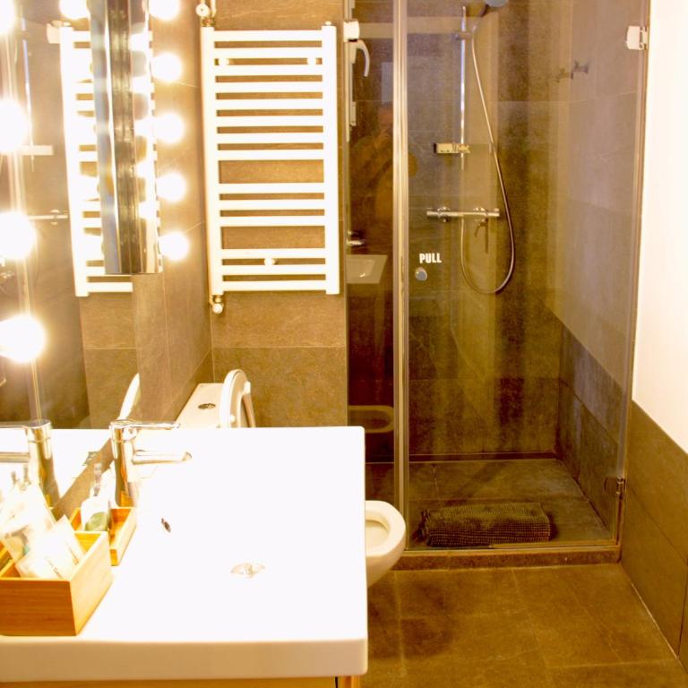 Mr. Serrano Apartments - Two-Bedroom Apartment - 7