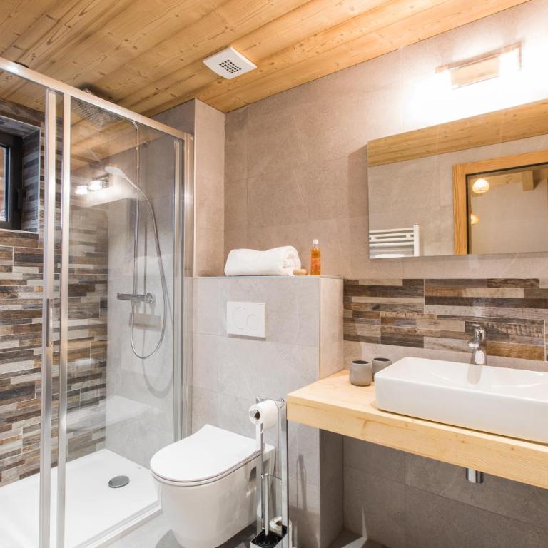 Chalet sur les monts Morzine - Chambre Double avec Salle de Bains Privative - 5
