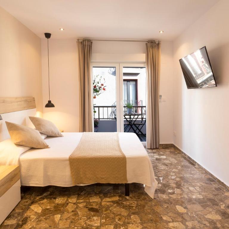 Room Boutique 32 - Habitación con cama grande y balcón - 2