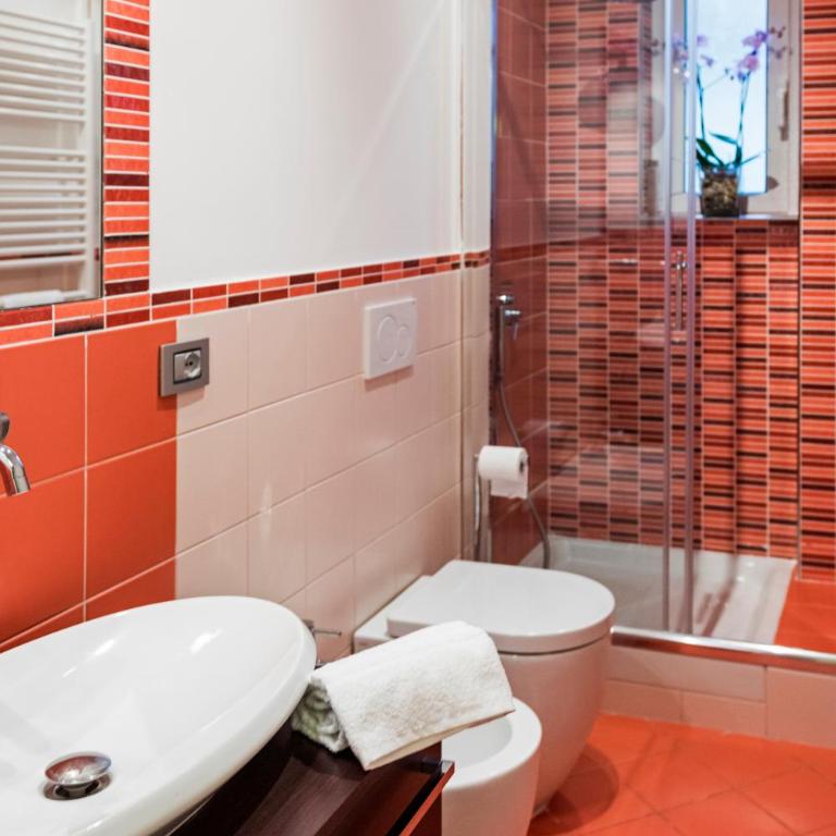 MURAT OTTO - Camera Matrimoniale con Bagno Privato Esterno e Balcone - 11