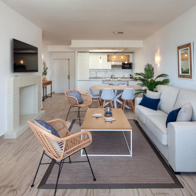 Frontline Beach & Sea Views - 2 Bedrooms - 2 Bathrooms - Puerto Banús Apartment - Apartamento de 2 dormitorios - 2