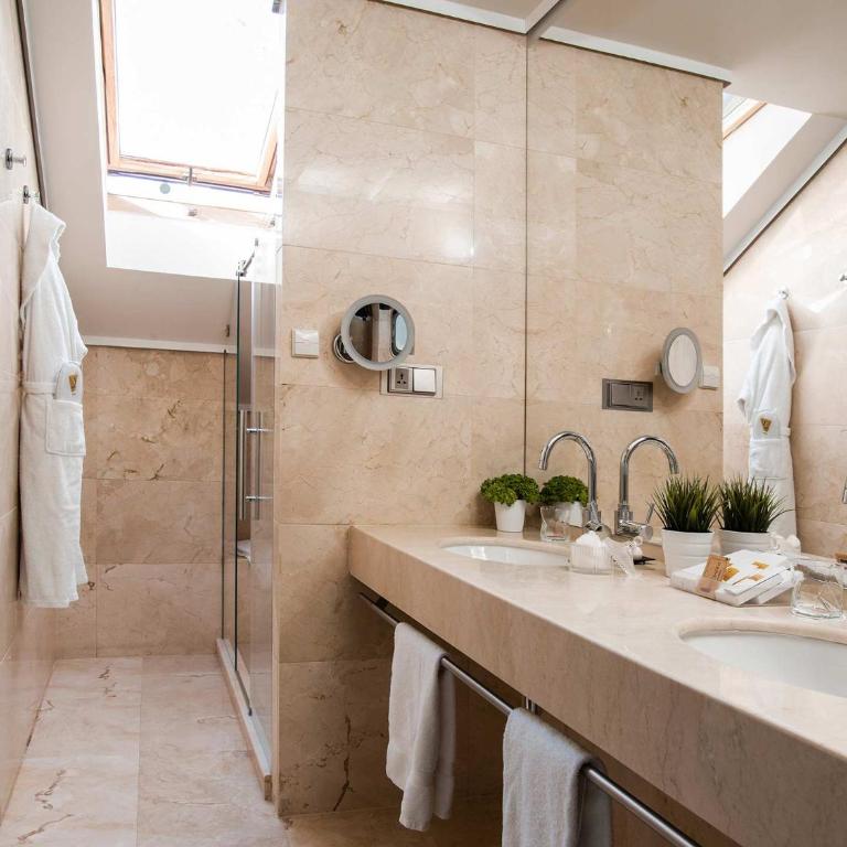Preciados - Habitación Doble Superior con terraza - 1 o 2 camas - 2