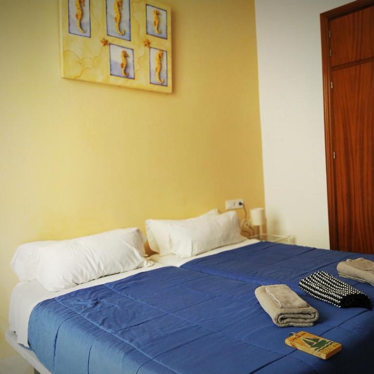 Hostal Casa Nautilus - Habitación Doble con baño privado - 2 camas y 1 cama supletoria - 2