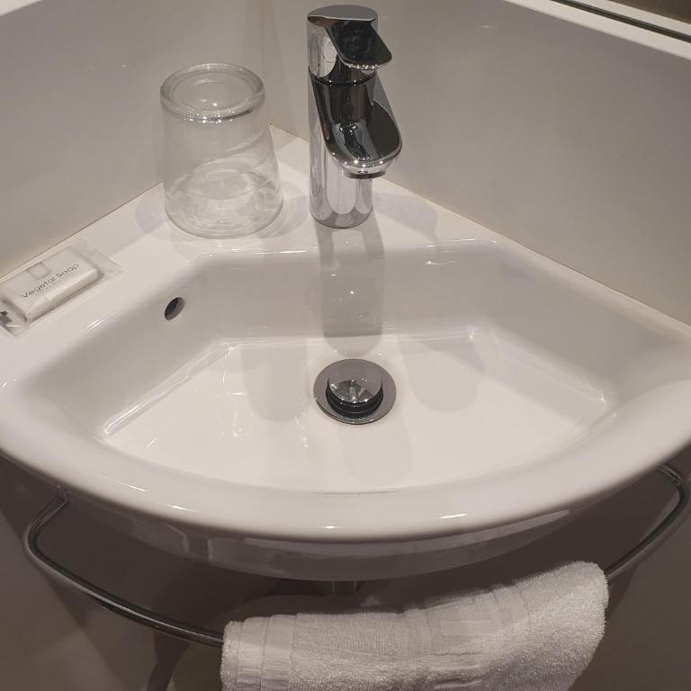 Hostal BESTPRICE Barcelona Stadium - Double or Twin Room - 8