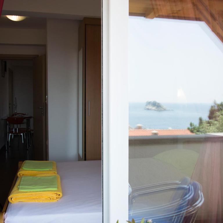 Apartments Đurović - One-Bedroom Apartment with Terrace and Sea View - 3