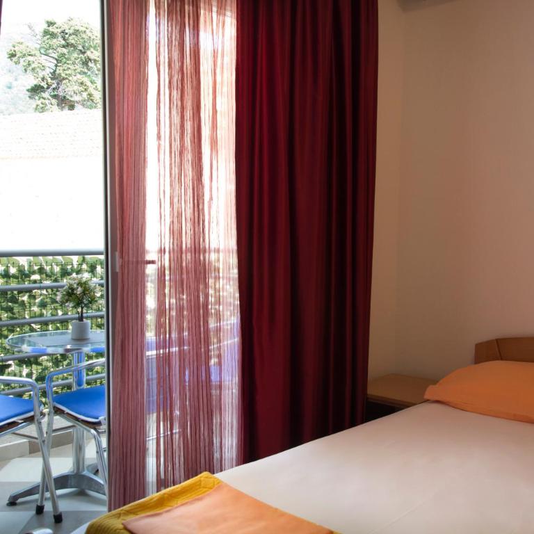 Apartments Đurović - One-Bedroom Apartment with Terrace - 1