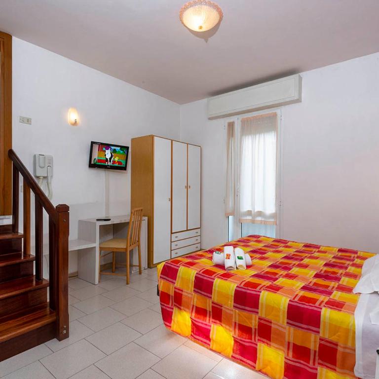 Hotel Petrarca - Camera Matrimoniale/Doppia con Letti Singoli con Balcone - 10