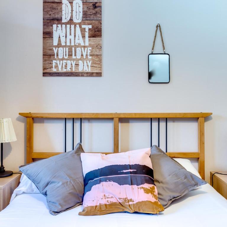 Spacious 4 Bedroom Apartment Fira BCN & Camp Nou - Apartment with Balcony - 10