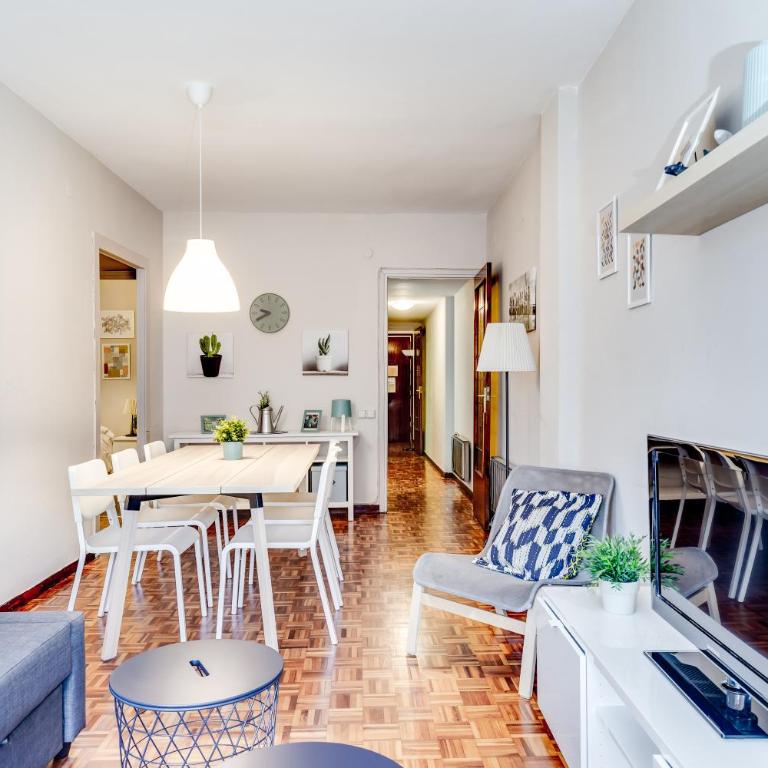 Spacious 4 Bedroom Apartment Fira BCN & Camp Nou - Apartment with Balcony - 2