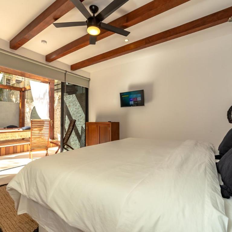BT Rooms Tulum - Habitación con cama extragrande y vistas a la piscina - 12