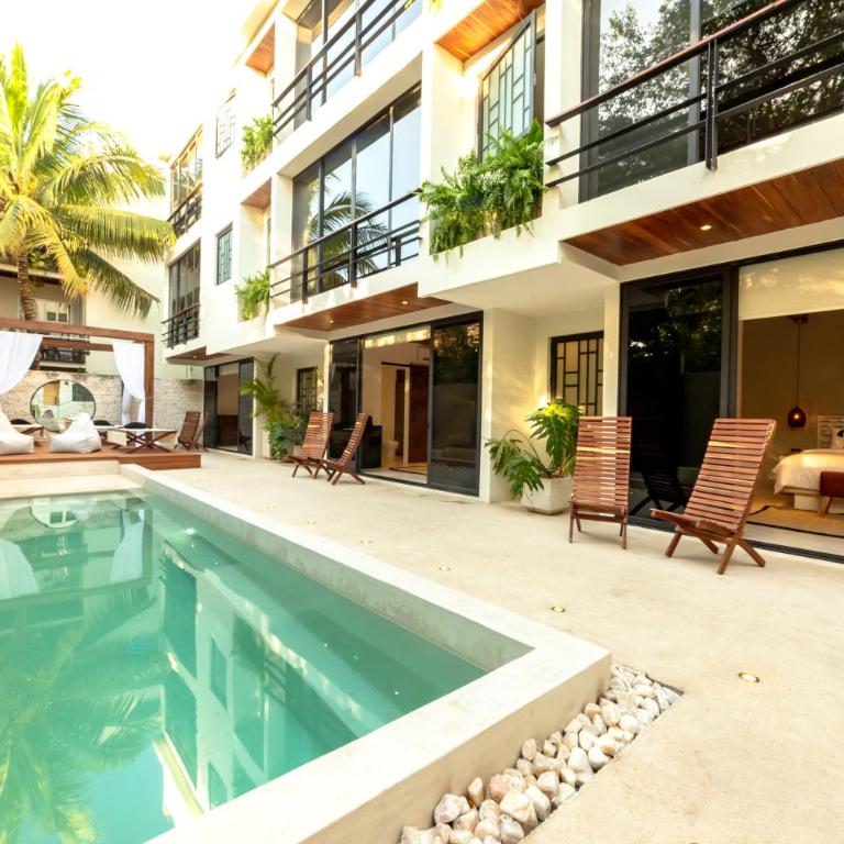 BT Rooms Tulum - Habitación con cama extragrande y vistas a la piscina - 1