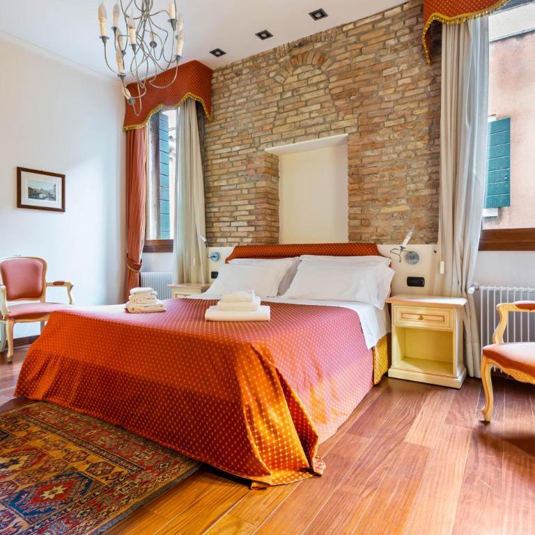 Top Venice Apartments and Rooms Ostreghe Bridge - Ampia Camera Matrimoniale - 1