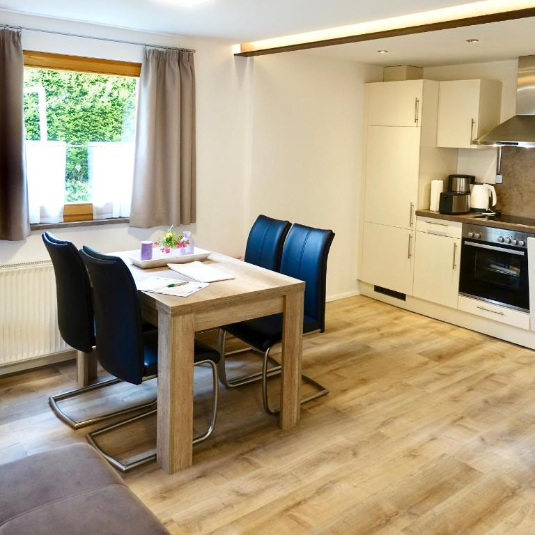 Ferienwohnung #4 mit Terrasse in zentraler dennoch ruhiger Lage - Stadtbus vor der Tür! - One-Bedroom Apartment - 1