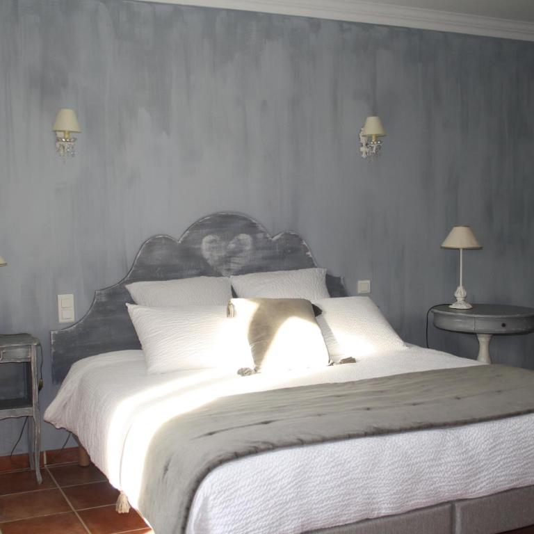 Le Mas Vigneron - Habitación con cama extragrande y vistas al jardín - 2
