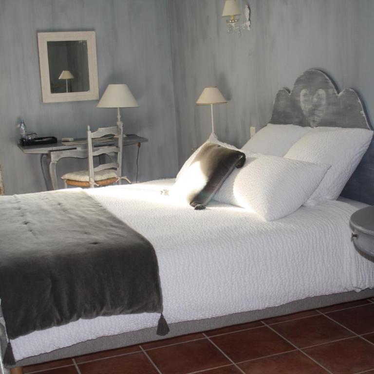 Le Mas Vigneron - Habitación con cama extragrande y vistas al jardín - 1
