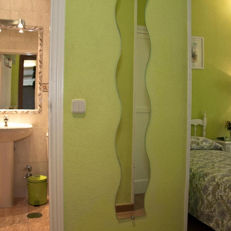 Hostal Los Alpes - Triple Room - 6