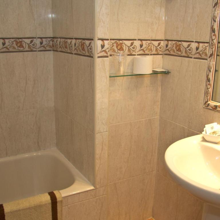 Hostal Los Alpes - Triple Room - 7