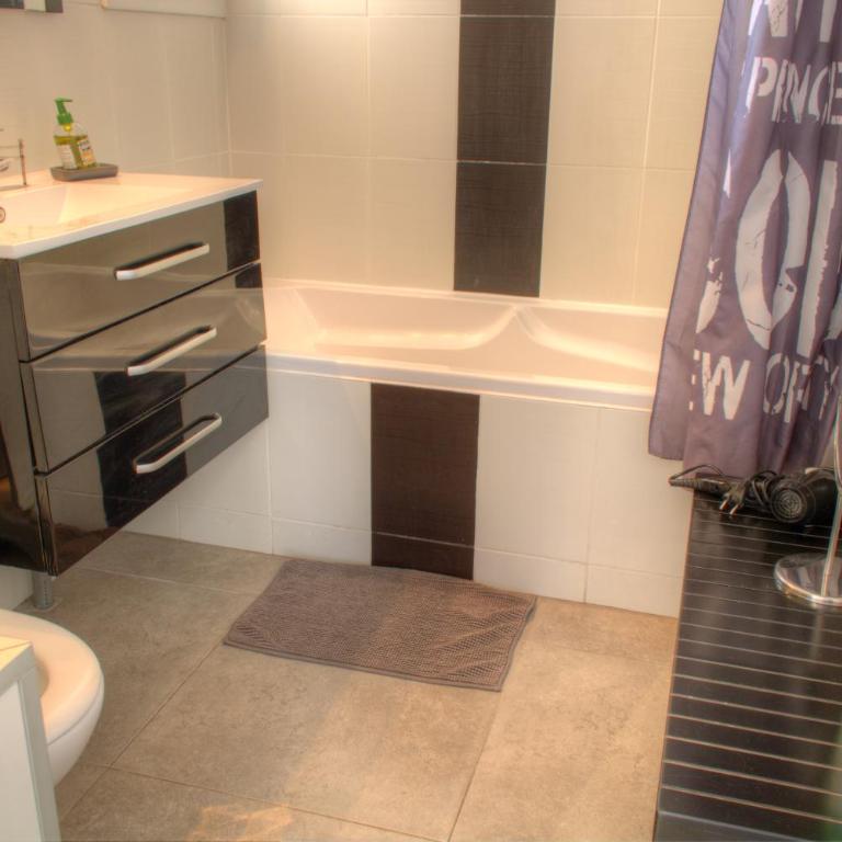 BEL APPARTEMENT PROCHE PLAGE ET CENTRE VILLE - Appartement 2 Chambres - 24