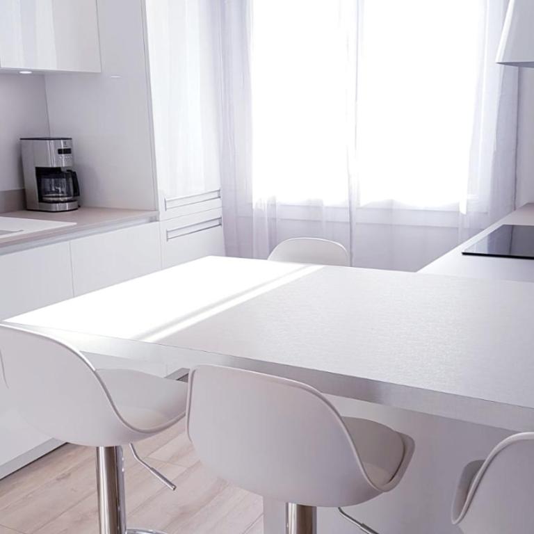 Le White Cosy à 5 minutes du Lac avec parking privatif gratuit - Appartement 1 Chambre - 10
