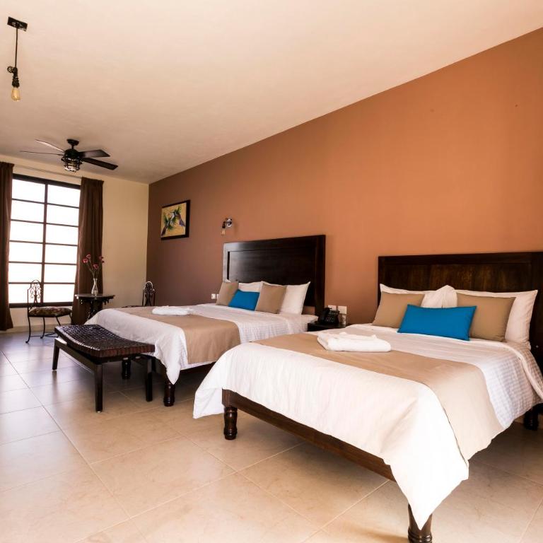 Hotel Los Frailes, Valladolid, Yucatán - Suite Junior con sala de estar y vistas a la piscina y al jardín - 1 cama extragrande y 1 doble - 15